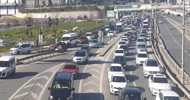 İstanbul’da kısıtlama öncesi trafik yoğunluğu rekor seviyeye ulaştı
