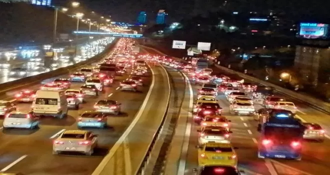 İstanbul’da kısıtlamaya dakikalar kala trafik yoğunluğu
