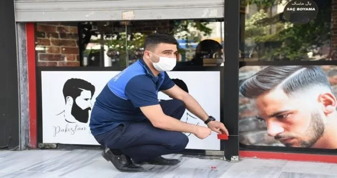 İstanbul’da kurallara uymayan berberler mühürlendi
