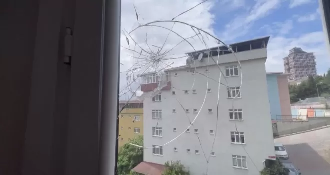 İstanbul’da maganda kurşunu: Salonda oturan aile ölümden döndü
