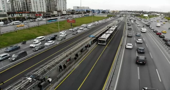 İstanbul’da metrobüs duraklarında dikkat çeken yoğunluk
