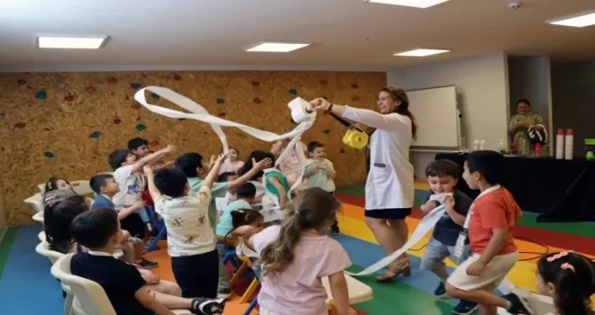 İstanbul’da minikler bilimin renkli dünyasını eğlenerek keşfediyor
