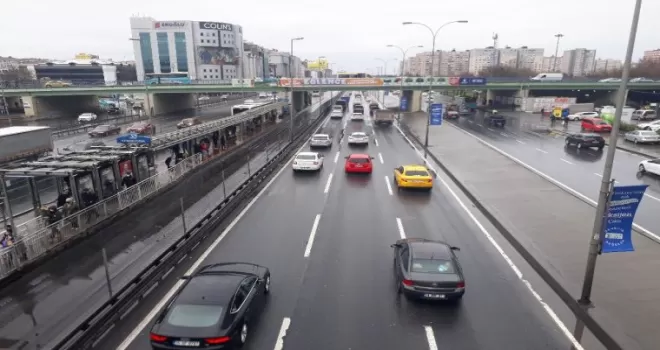 İstanbul’da öğle saatlerinde şaşırtan trafik yoğunluğu
