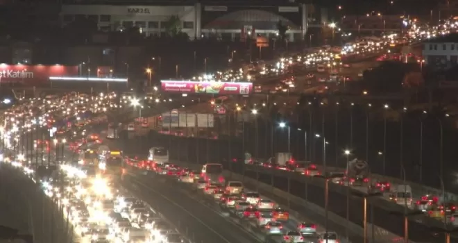 İstanbul’da okullar açıldı, trafik yoğunluğu arttı
