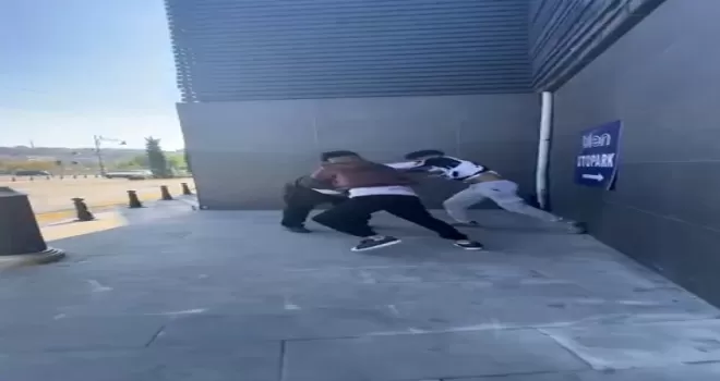 İstanbul’da parkta “yanlış anlaşılma“ dayağı kamerada
