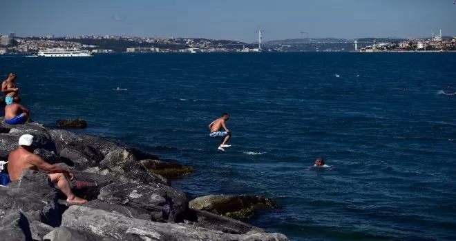 İstanbul’da sıcaktan bunalan Boğaz’a akın etti
