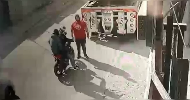 İstanbul’da silahlı saldırı kamerada: Saldırganların sesine çıkınca vuruldu
