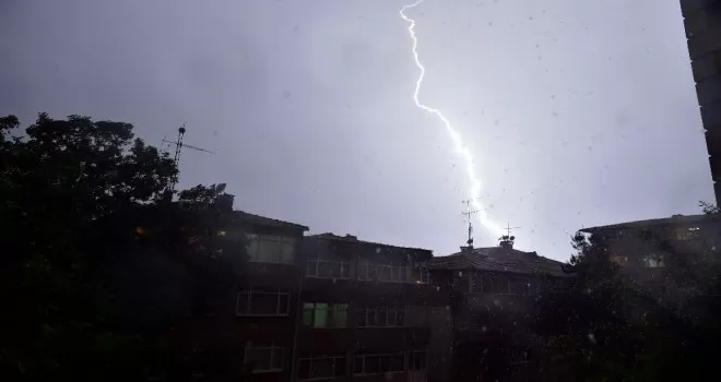 İstanbul’da şimşekler geceyi aydınlattı
