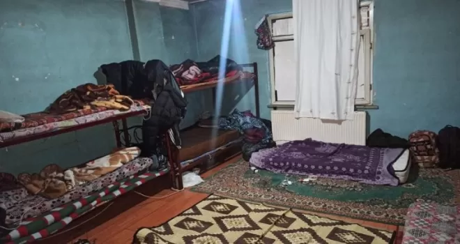 İstanbul’da “şok evlerine“ yönelik operasyonda 40 düzensiz göçmen yakalandı
