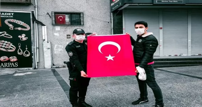 İstanbul’da vatandaşa 100 bin bayrak dağıtıldı
