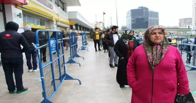 İstanbul’da vatandaşlar bin TL yardım parasını almaya başladı
