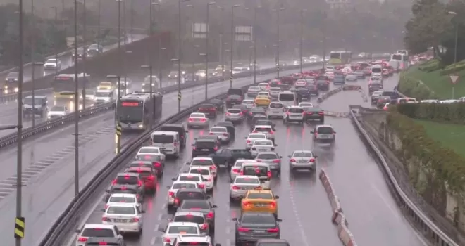 İstanbul’da yağış, trafiği olumsuz etkiledi
