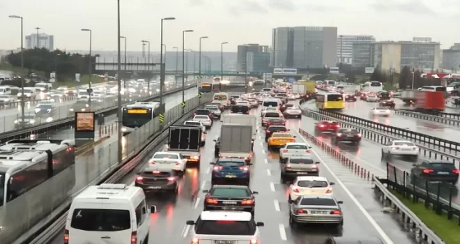 İstanbul’da yağışlı hava trafiği felç etti
