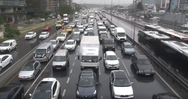İstanbul’da yağmur nedeniyle trafik yoğunluğu oluştu
