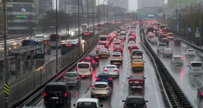 İstanbul’da yağmur nedeniyle trafik yoğunluğu yaşanıyor
