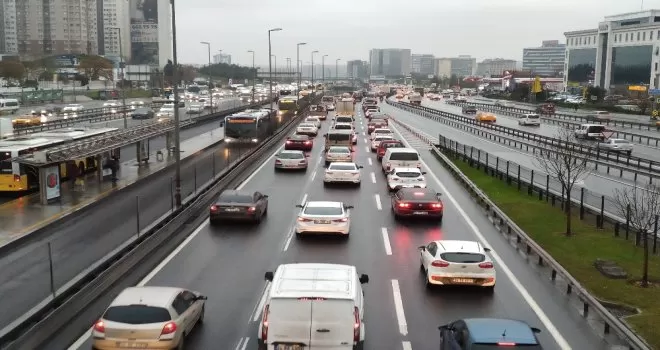 İstanbul’da yağmur ve mesai sonrası trafik yoğunluğu

