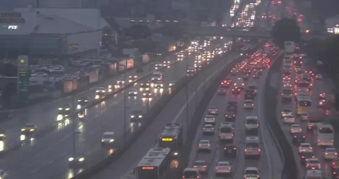 İstanbul’da yağmur yağdı, trafik yoğunluğu yüzde 63 oldu
