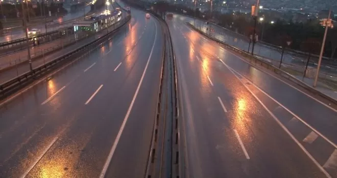 İstanbul’da yollar sokağa çıkma kısıtlamasında boş kaldı
