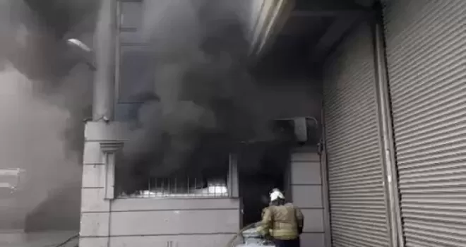 İstanbul Eyüpsultan’da iş hanında depo yangını!