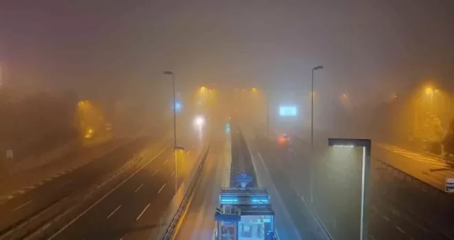 İstanbul gece sise gömüldü
