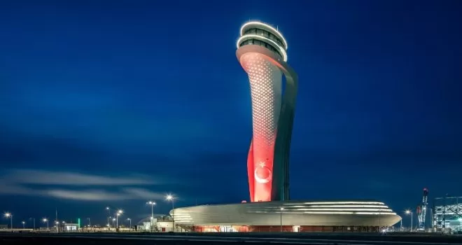 İstanbul Havalimanı Kulesi 23 Nisan’a özel kırmızı beyazla ışıklandırıldı
