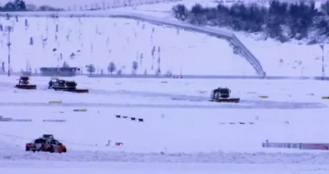 İstanbul Havalimanı’ndaki pistleri temizleme çalışması sürüyor
