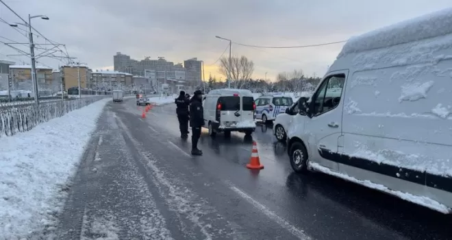 İstanbul polisi yoldan kalan sürücülere yardım etti
