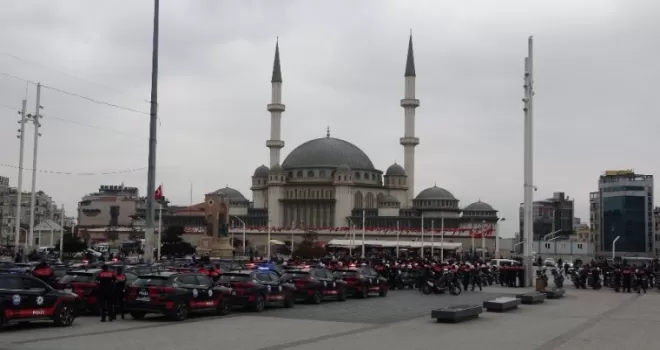 İstanbul polisinden gövde gösterisi: Turistler hayranlıkla izledi
