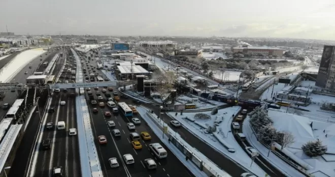 İstanbul trafiğinde kar manzaraları havadan görüntülendi
