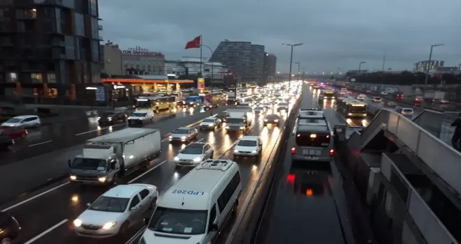 İstanbul trafiğinde sağanak yağmur yoğunluğu
