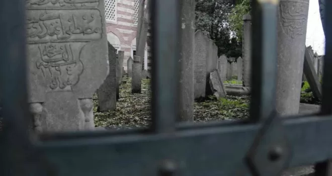 İstanbul’un göbeğinde tarihi mezarlıklar yok oluyor

