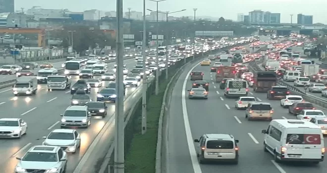 İstanbulda kısıtlama  öncesi trafik yoğunluğu rekor seviyede
