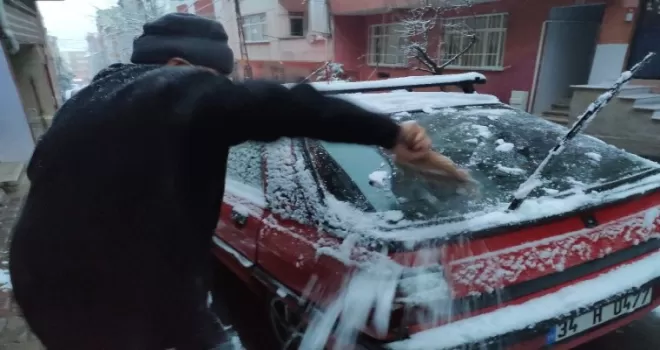 İstanbullular güne karla uyandı
