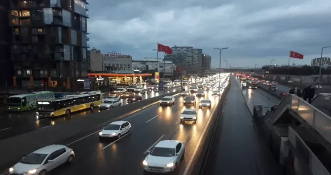 İstanbullular güne yağmurla uyandı
