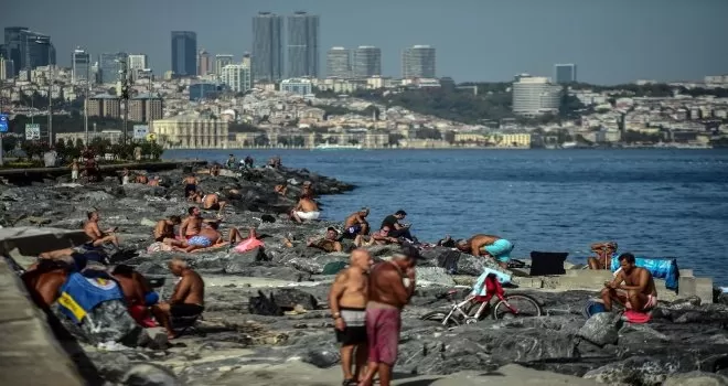 İstanbullular serinlemek için denize girdi
