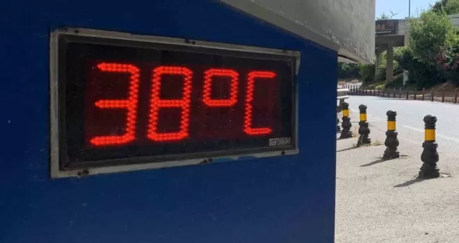 İstanbullular sıcak havada Boğaz’ın sularında serinledi
