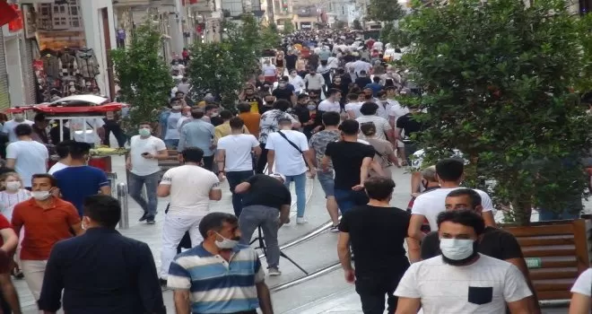 İstiklal Caddesi’nde hafta sonu yoğunluğu
