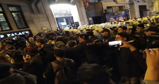 İstiklal Caddesi’nde izinsiz yürümek isteyen kadınlara müdahale

