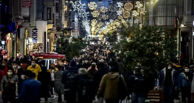 İstiklal Caddesi’nde kısıtlama öncesi korkutan kalabalık
