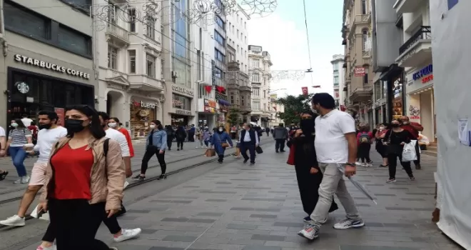 İstiklal Caddesi’nde kısıtlamasız ilk Cumartesi yoğunluğu
