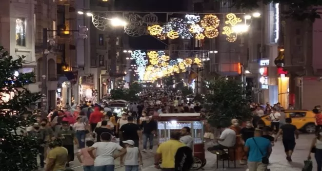 İstiklal Caddesi’nde korona virüs unutuldu
