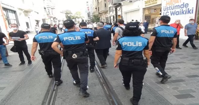 İstiklal Caddesi’nde polis ekiplerinden maske uyarısı
