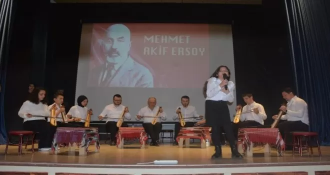 İstiklal Marşı’nı kemençe eşliğinde söylediler
