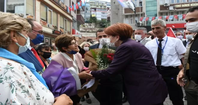 İYİ Parti Genel Başkanı Meral Akşener, Artvin’de esnafı ziyaret etti
