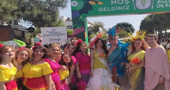 İzmir Alaçatı’da renkli ot festivali