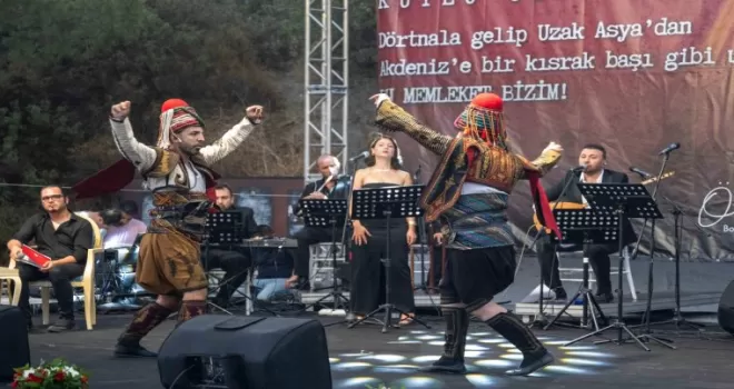 İzmir Bornova’da 30 Ağustos’un 103. yılı büyük coşkuyla kutlandı