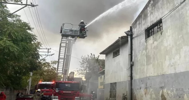 İzmir Bornova’daki depo yangınına hızlı müdahale 