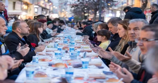 İzmir Büyükşehir’in iftar sofrası Kemeraltı’nda kuruldu