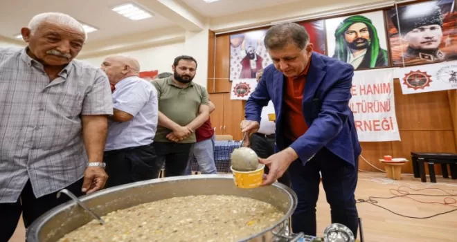 İzmir’de Başkan Tugay aşure lokmasını paylaştı