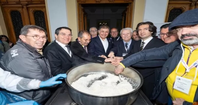 İzmir’de Başkan Tugay mezunlarla pilav kardı